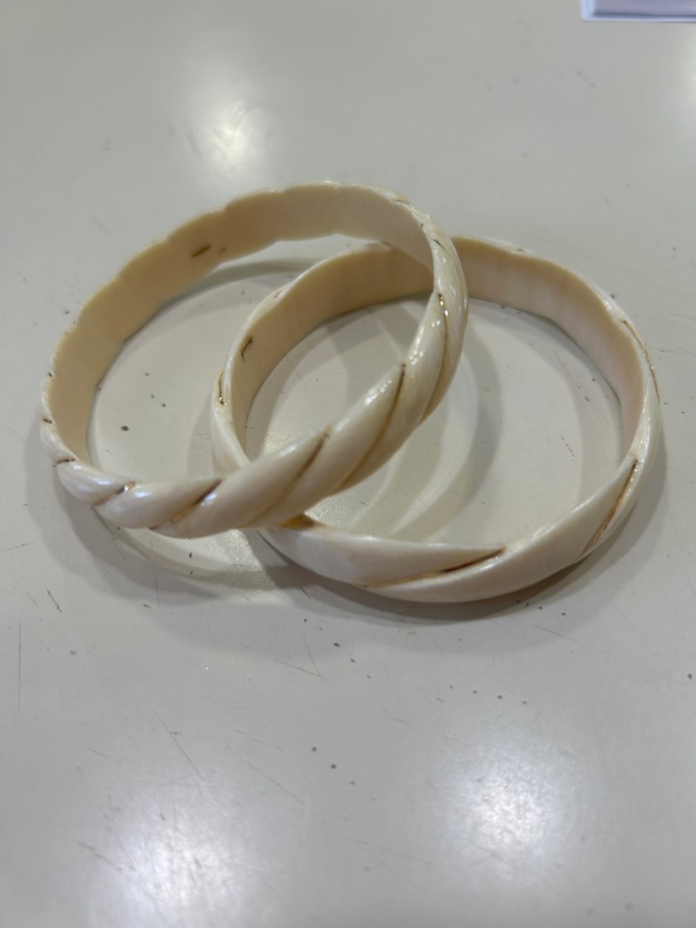 One of two Elegant Ivory with 14 Karat Gold Wire Twisted Bracelet. - Picture 5 of 8